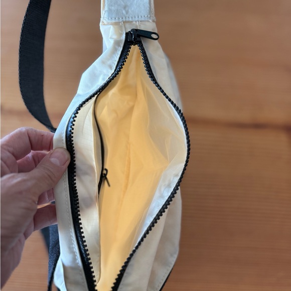 Baggu Cream Crossbody Bag - Picture 7 of 8